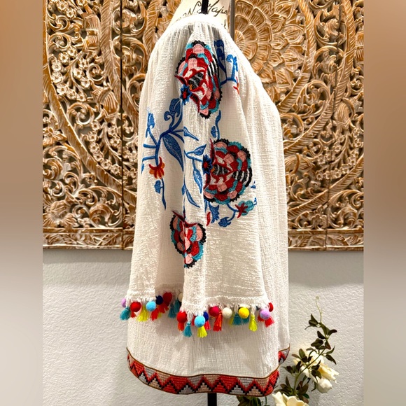 See And Be Seen White w/ Floral Embroidery Bell Sleeves- size M - Picture 4 of 14